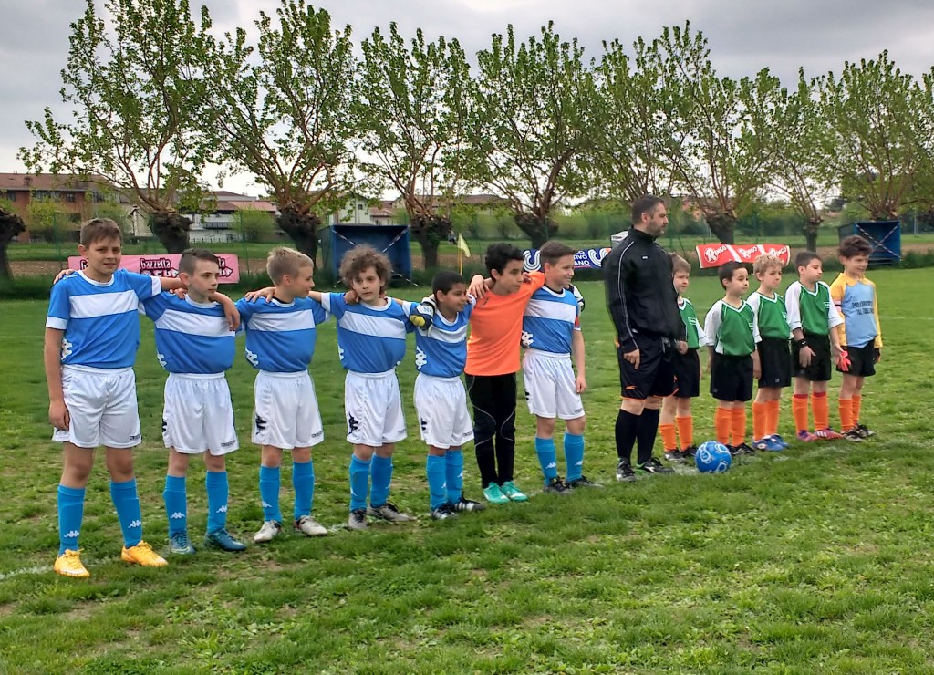 Le squadre entrano in campo