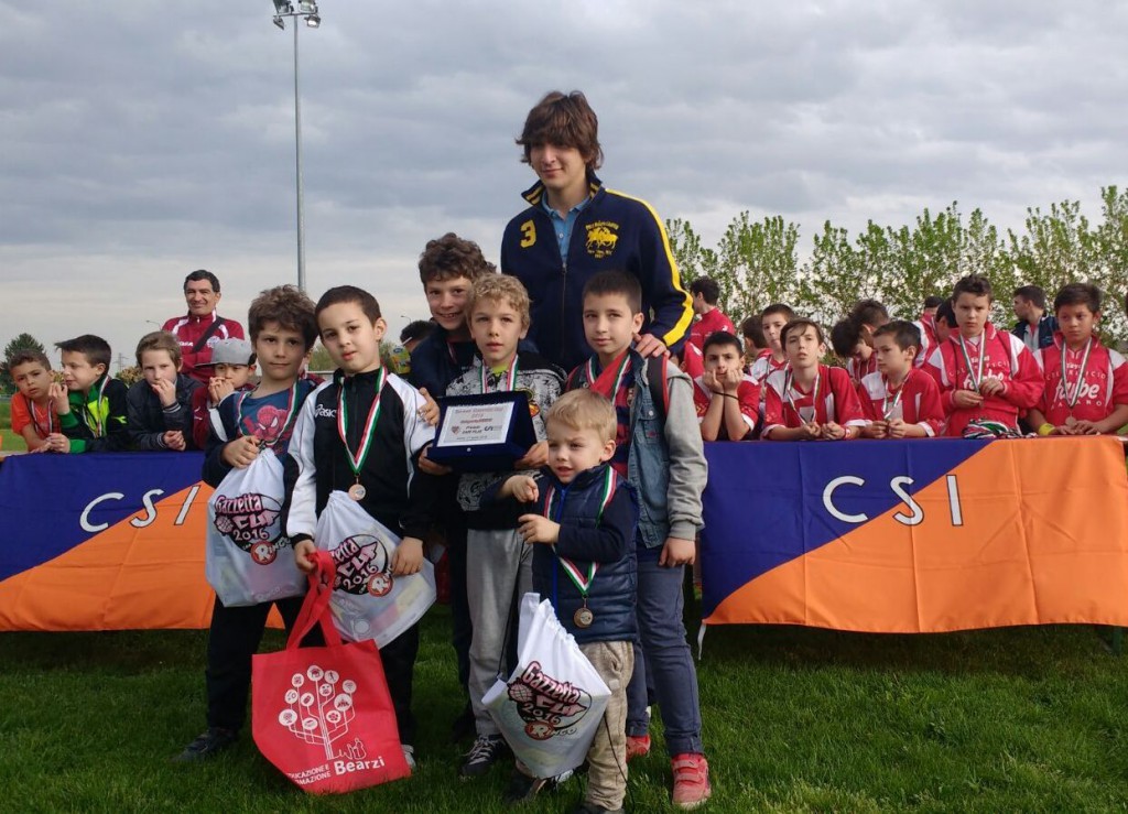 La squadra Delfino Calcio Junior con il Premio Fair Play