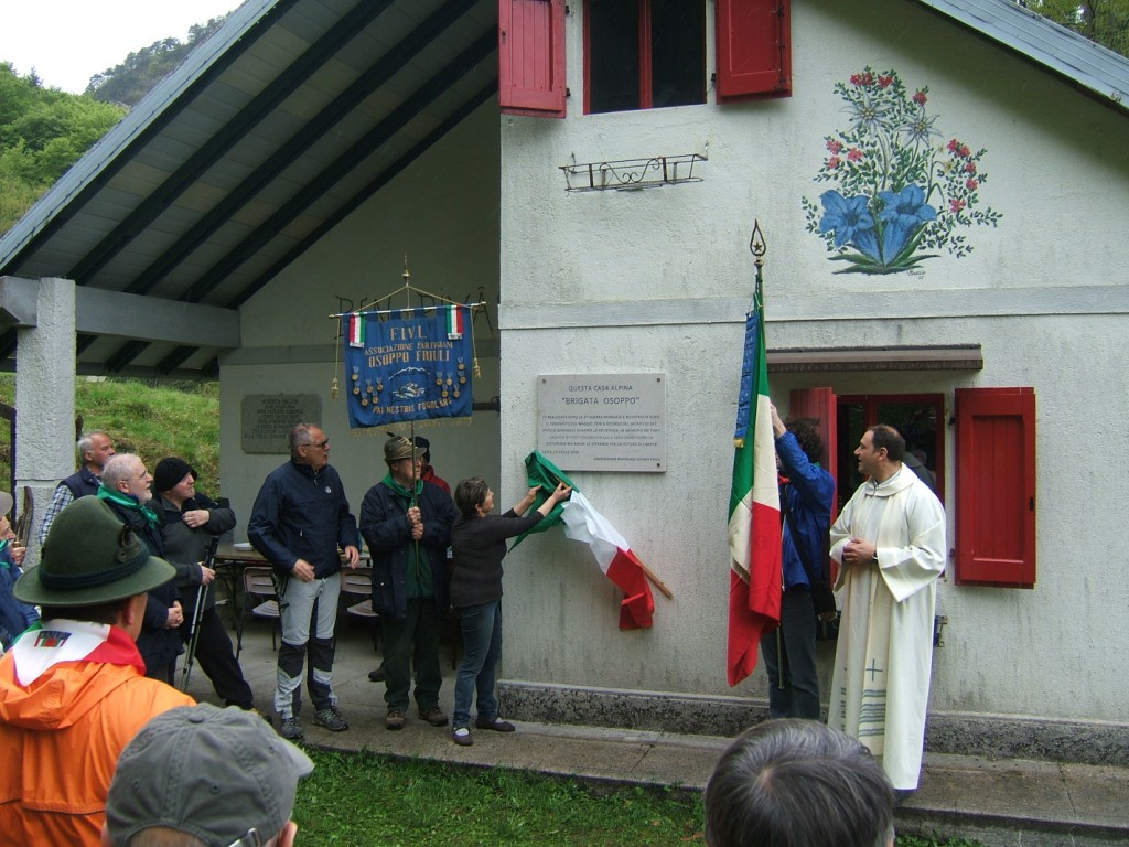 La cerimonia al Rifugio brigata Osoppo